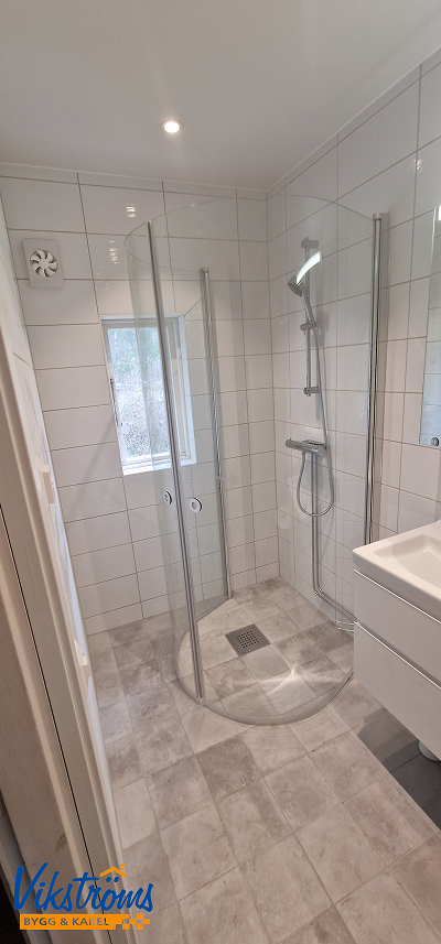 Effektivt planerat litet badrum – byggfirma i Uppsala skapar smarta lösningar för små ytor i Knivsta med omnejd.