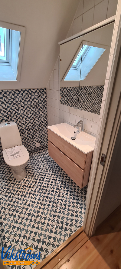Handfat med kommod i modern badrumsdesign – installerat av byggfirma i Uppsala med fokus på funktion och form.